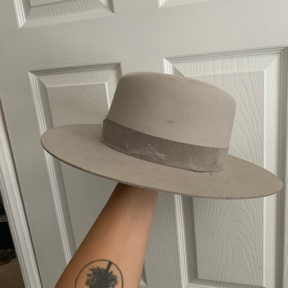 Kin the label hat